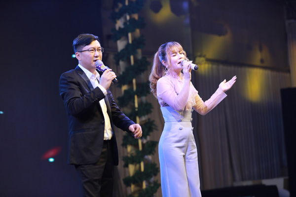 新加坡著名歌手曾雨轩上海出席第二届破碎锤行业盛典，精彩演出受欢迎