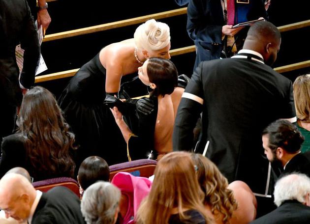 Gaga领奖归来后，莎伊克和她拥抱碰脸以示祝贺。
