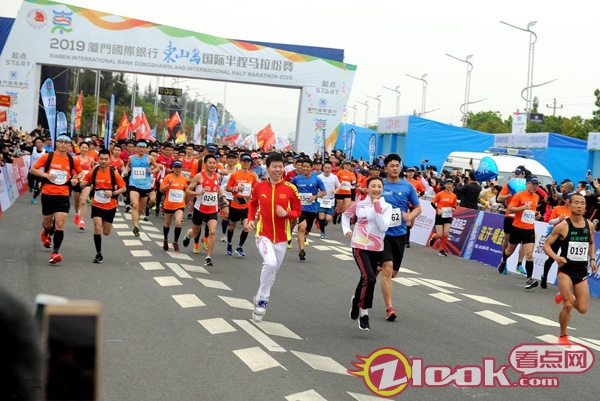 奥运冠军何雯娜助阵马拉松 领跑献唱活力满格