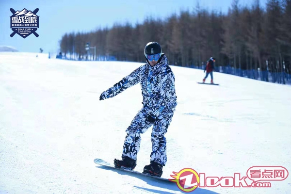 蒲巴甲现身滑雪公开赛 聚焦冰雪运动助威冬奥