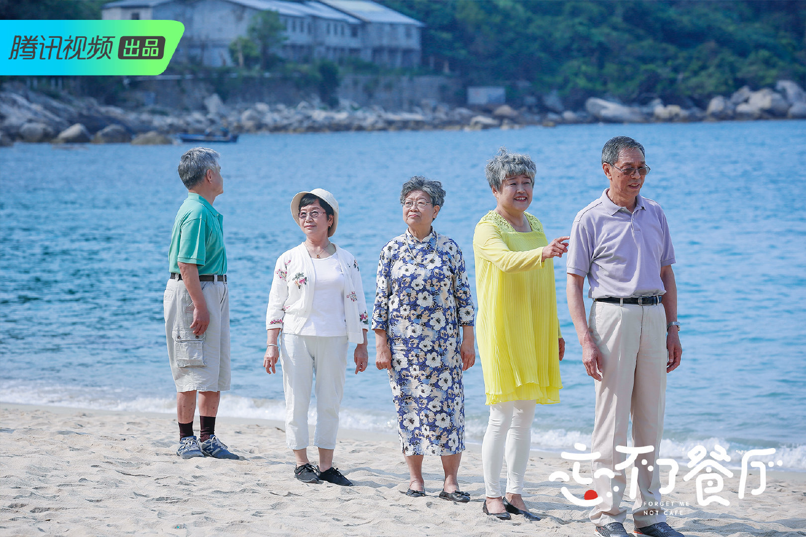 五位老人海边拍照.JPG