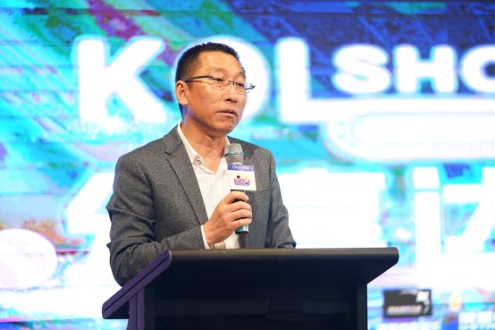 图片包含 人员, 男士, 西装, 室内

描述已自动生成