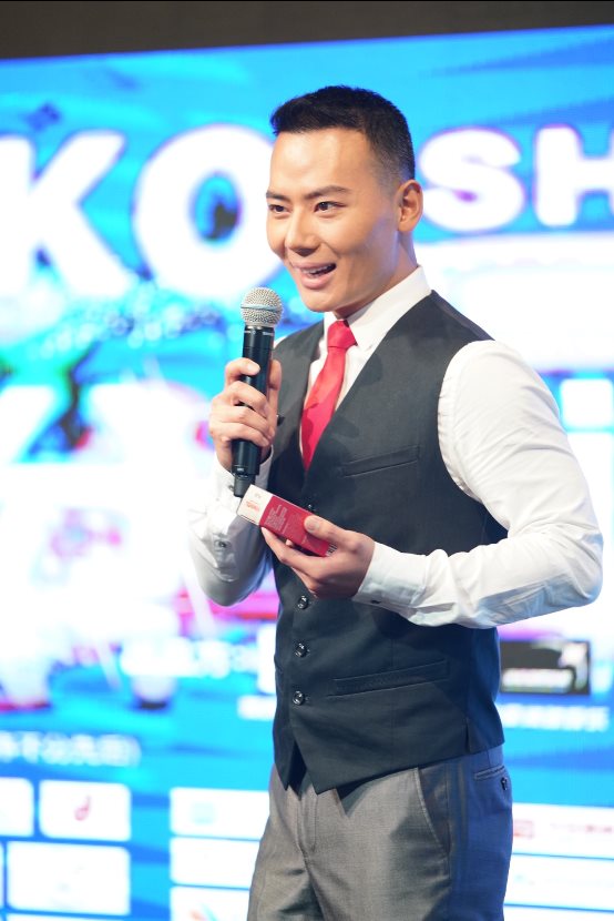 图片包含 人员, 男士, 掌握, 室内

描述已自动生成