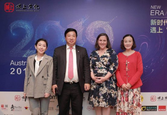 图片包含 伪装, 人员, 站立, 照片

描述已自动生成