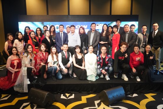 图片包含 人员, 室内, 伪装, 照片

描述已自动生成