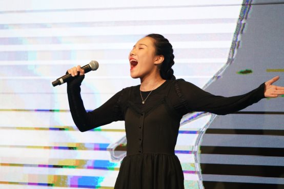 图片包含 人员, 户外, 妇女, 天空

描述已自动生成