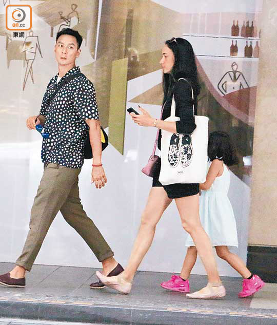 最近吴彦祖与Lisa带女儿回香港度假。