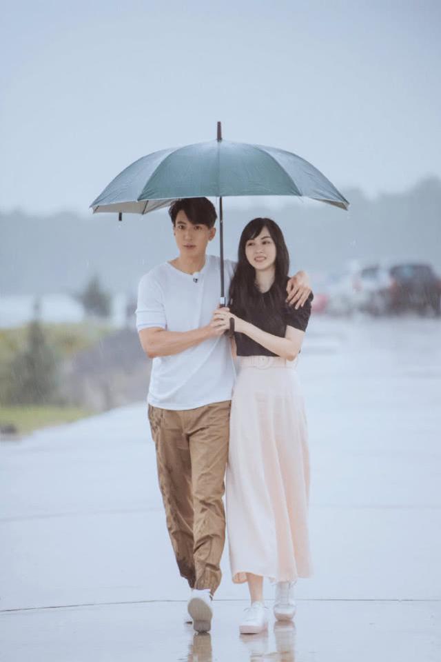 高甜！吴尊搂着林丽吟全程不撒手，夫妻俩雨中撑伞漫步浪漫十足