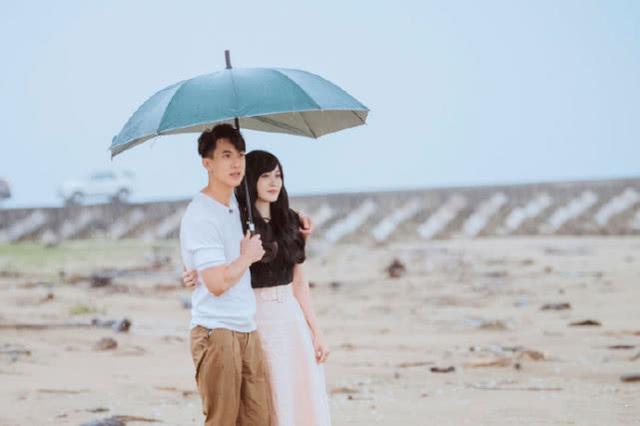 高甜！吴尊搂着林丽吟全程不撒手，夫妻俩雨中撑伞漫步浪漫十足